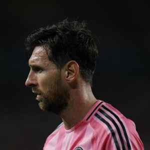 kaiyun-领袖！梅西让德保罗别抱怨队友！还示意保安别拦球迷！