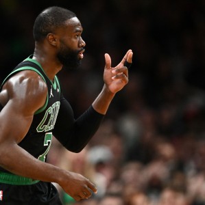 云开体育-真猛啊！杰伦·布朗半场14中8轰下20分2板2助 首节11分